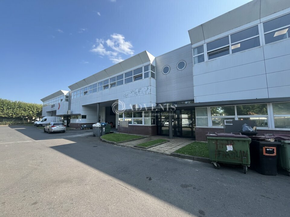 Light Industrial in Bondy to rent Building Photo- Image 1 of 11