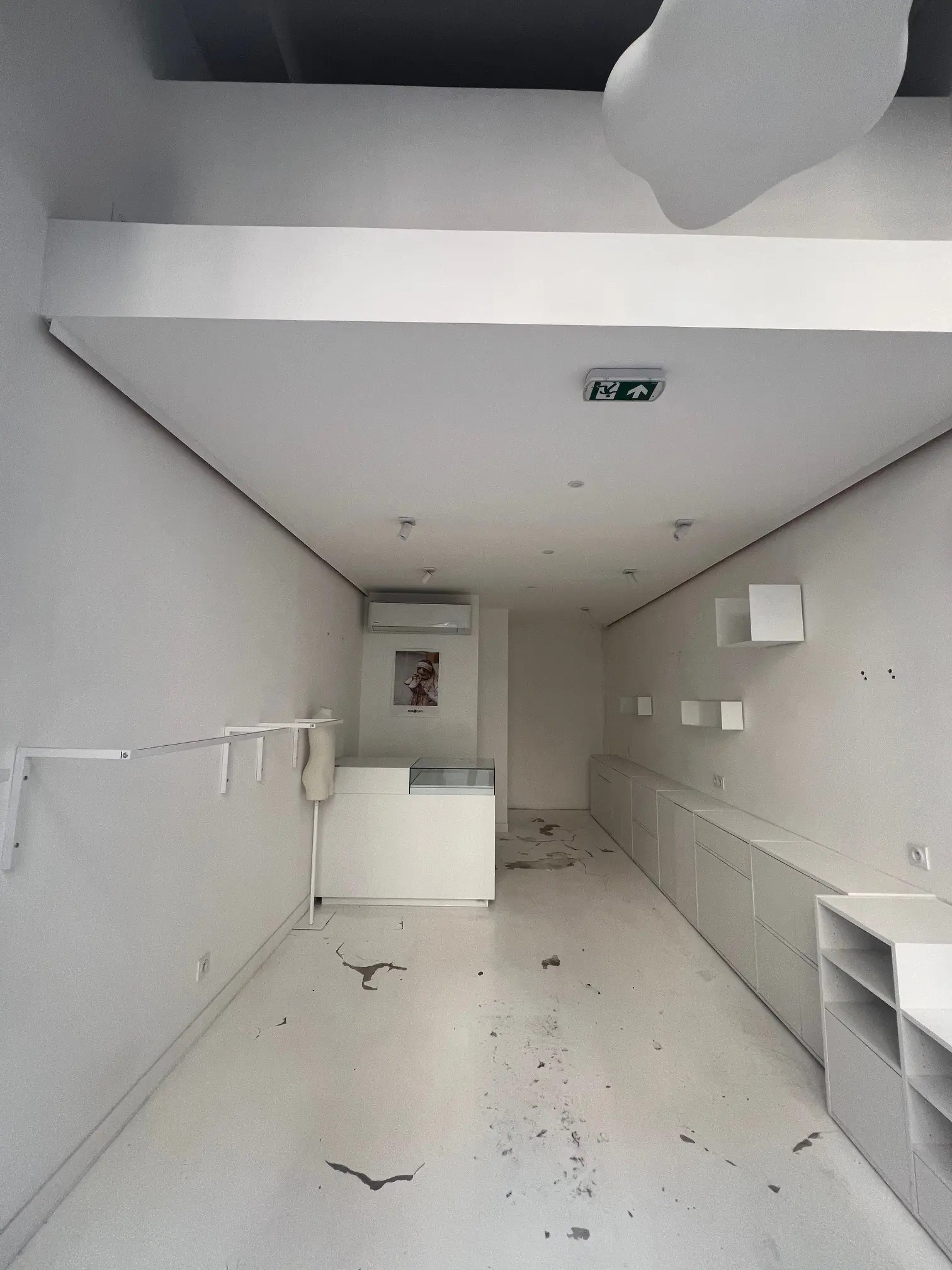 Retail in Lyon to rent Interior Photo- Image 1 of 4