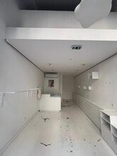 Retail in Lyon to rent Interior Photo- Image 1 of 4