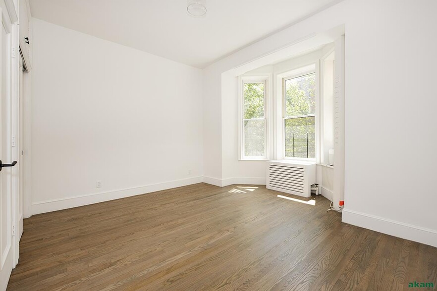 35 Pineapple St, Brooklyn, NY for sale - Interior Photo - Image 3 of 13