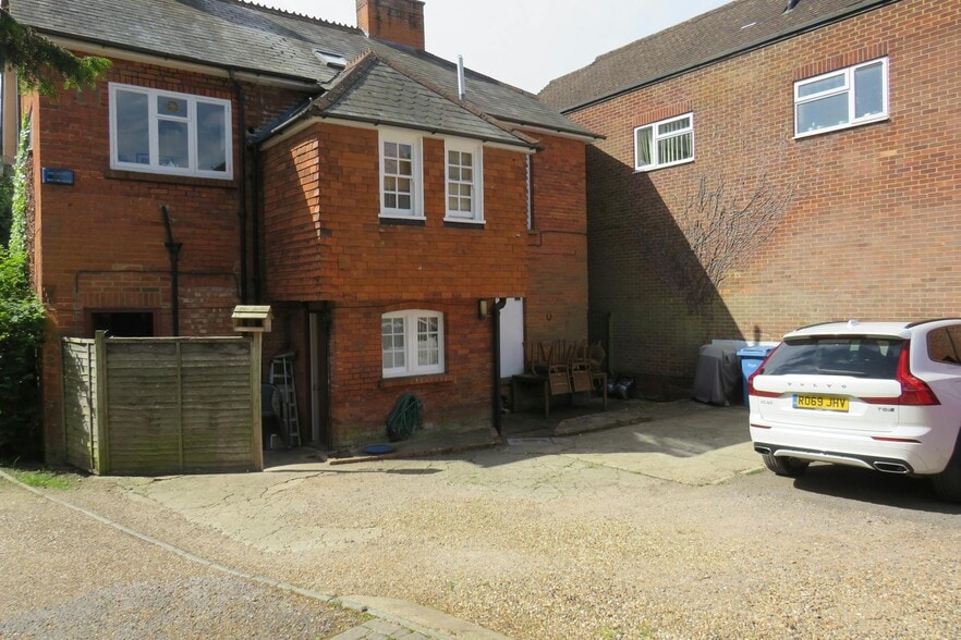 High St, Hartley Wintney to rent - Building Photo - Image 3 of 4
