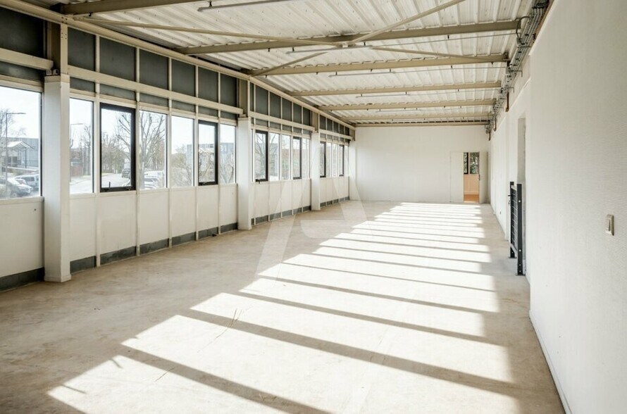 Industrial in Saint-Thibault-des-Vignes to rent - Interior Photo - Image 3 of 9