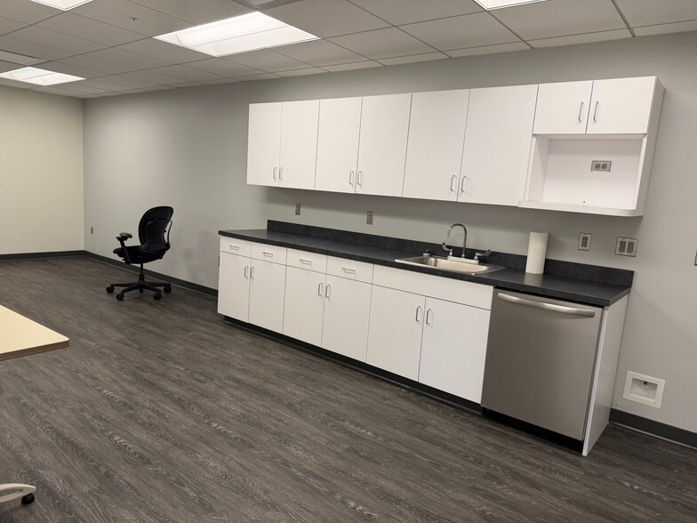 10100 Linn Station Rd, Louisville, KY to rent - Building Photo - Image 2 of 14