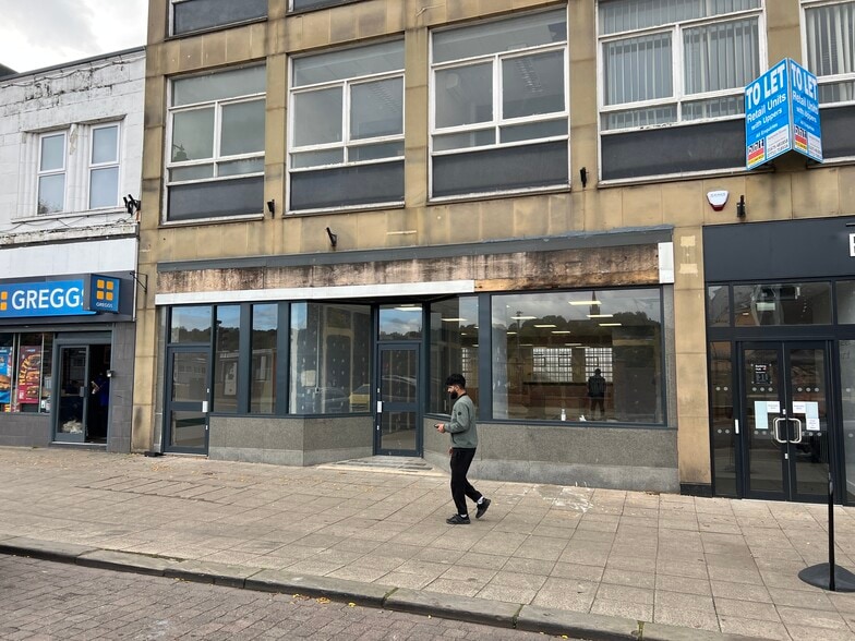 Commercial Street, Batley to rent - Building Photo - Image 3 of 4