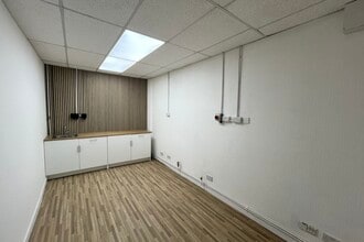 Lustleigh Close, Exeter to rent Interior Photo- Image 2 of 4