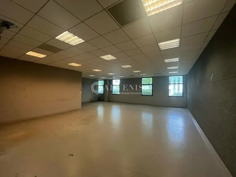 Light Industrial in Créteil to rent - Interior Photo - Image 2 of 10