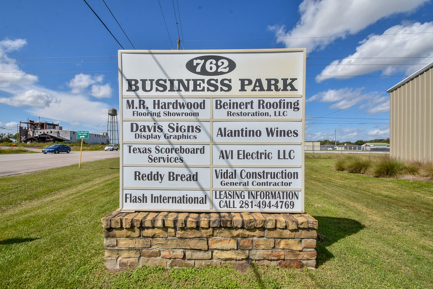 6115 Fm 762 Rd, Rosenberg, TX for rent - Building Photo - Image 1 of 6