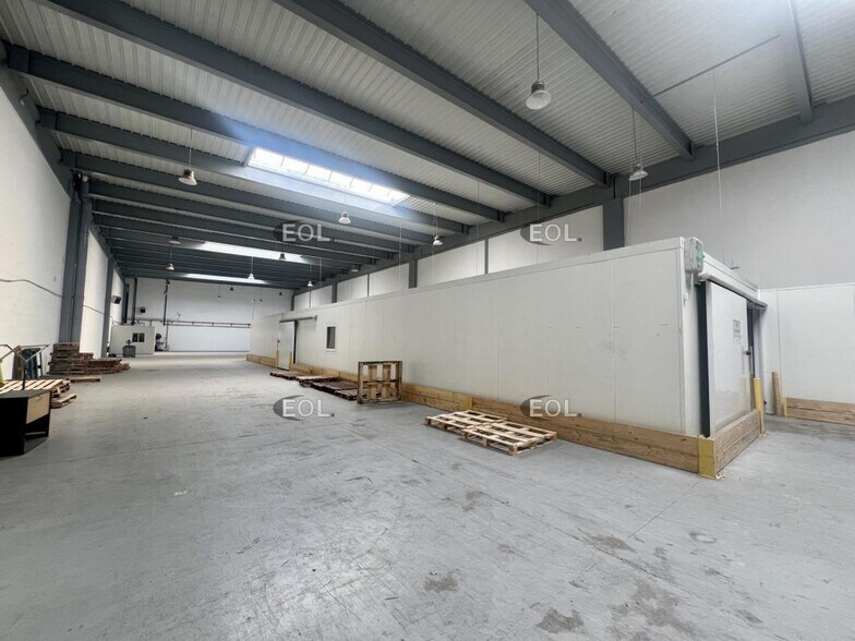 Light Industrial in Tremblay-en-France to rent - Building Photo - Image 2 of 5