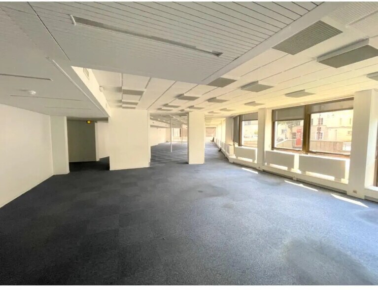 Office in Saint-Cloud to rent - Interior Photo - Image 1 of 5