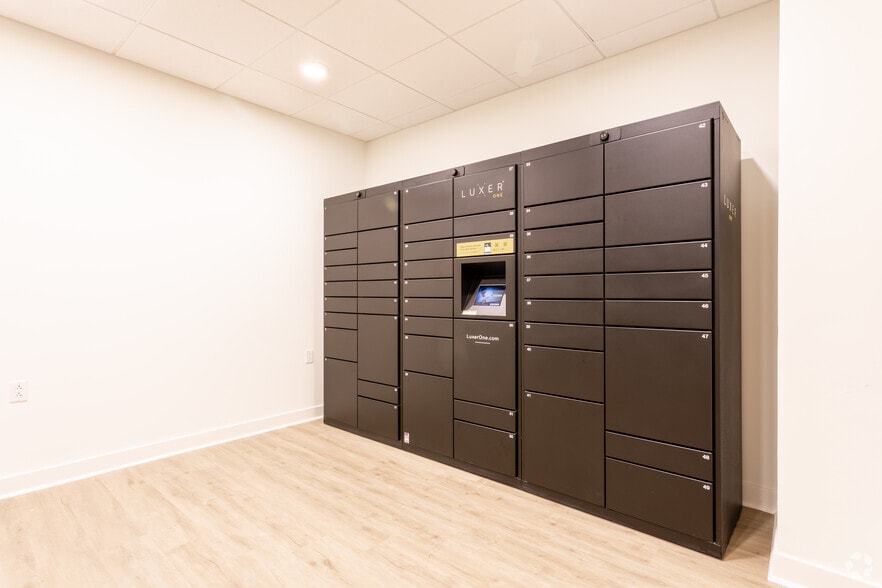 1 Woodbridge Ctr, Woodbridge, NJ to rent - Interior Photo - Image 3 of 11