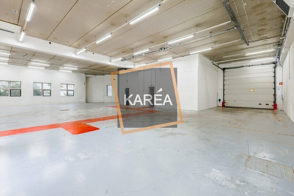 Light Industrial in Saint-Thibault-des-Vignes to rent Interior Photo- Image 1 of 6