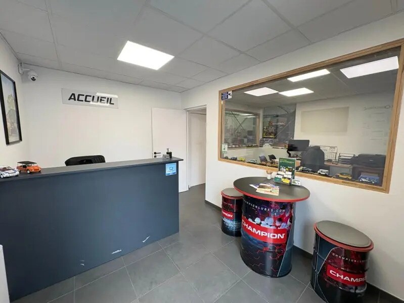 Location Local d'activités 260 m² - Photo 1