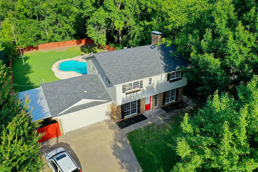 1802 Island Byu, Bonham, TX for sale - Primary Photo - Image 1 of 1