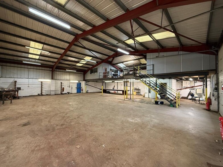 Delhi Rd, Manchester to rent - Building Photo - Image 2 of 4