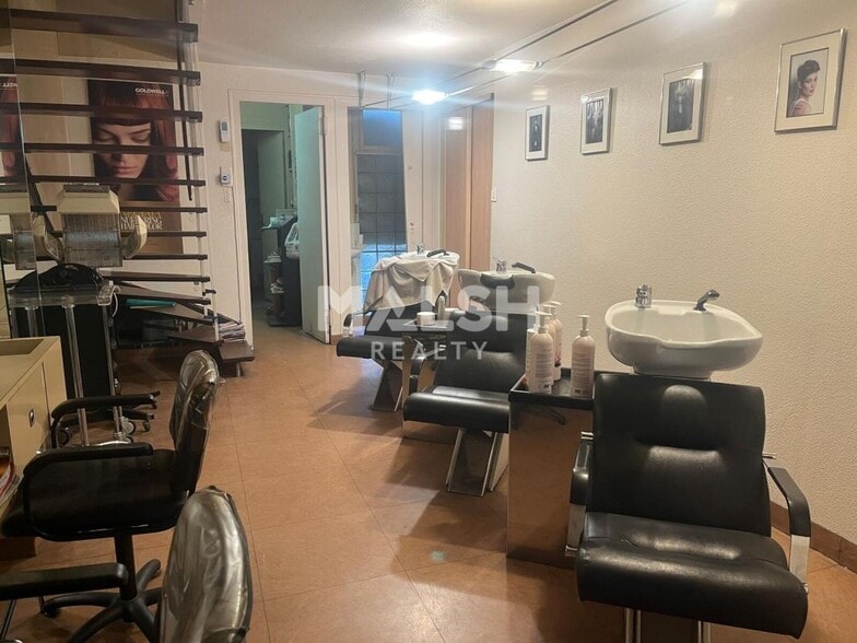 Retail in Lyon to rent - Interior Photo - Image 3 of 8