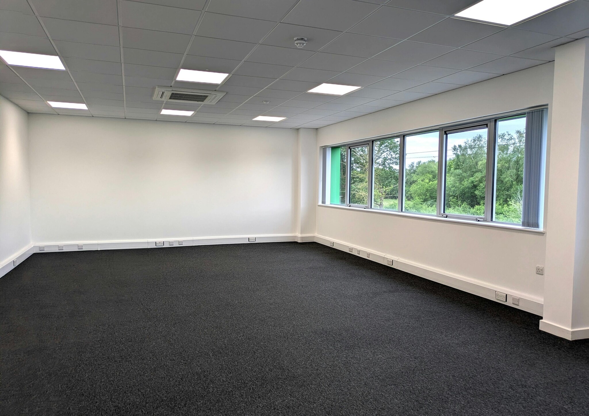 Hanworth Ln, Chertsey to rent Interior Photo- Image 1 of 3