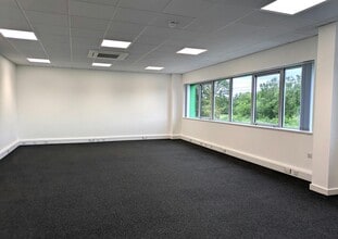 Hanworth Ln, Chertsey to rent Interior Photo- Image 1 of 3