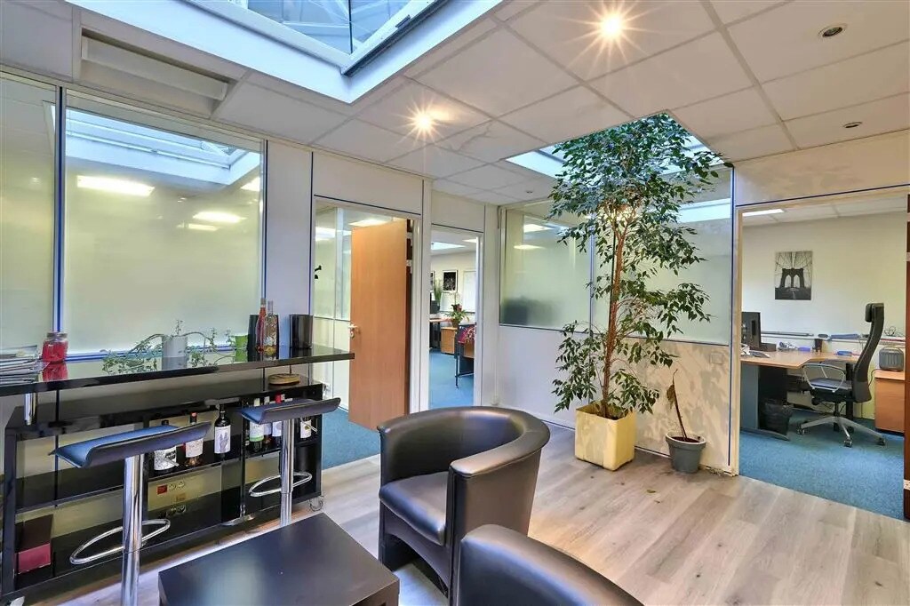 Office in Saint-Cloud to rent Building Photo- Image 1 of 10