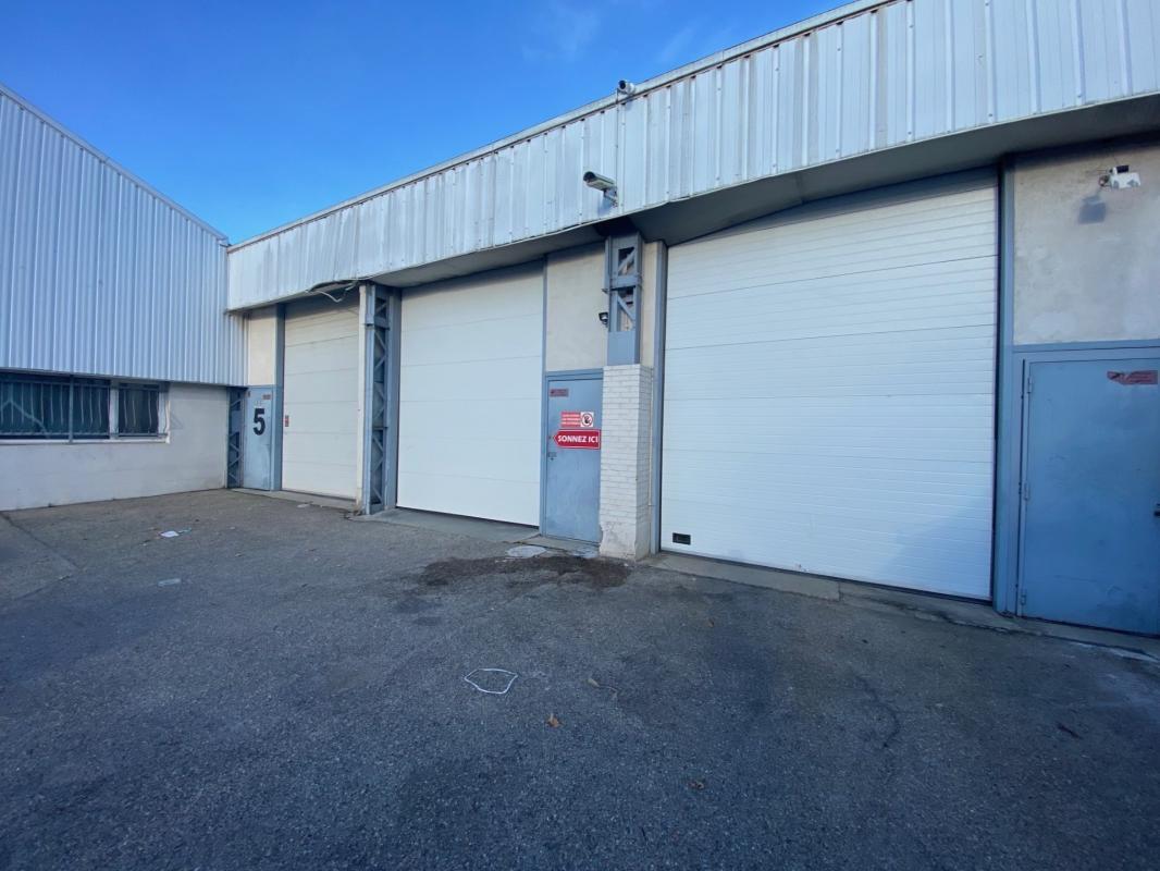Light Industrial in Vénissieux to rent Building Photo- Image 1 of 11