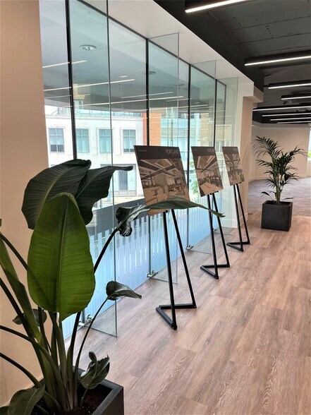 25 High St, Crawley to rent - Building Photo - Image 3 of 11