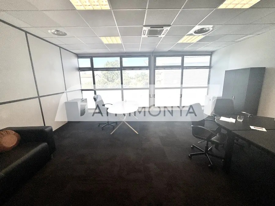 Office in Marseille to rent Interior Photo- Image 1 of 8