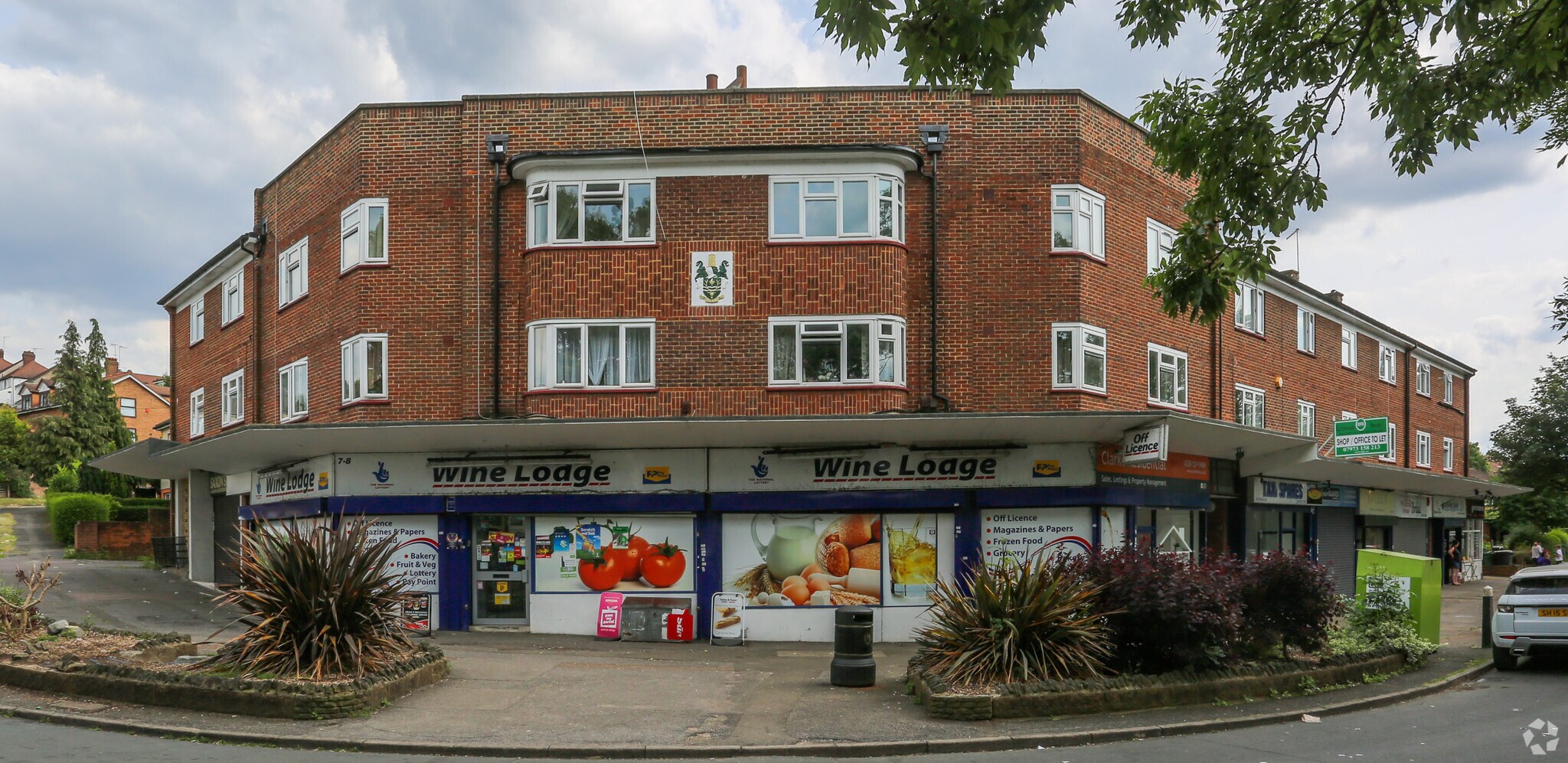 2-22 Valley Side Para, London for sale Primary Photo- Image 1 of 1