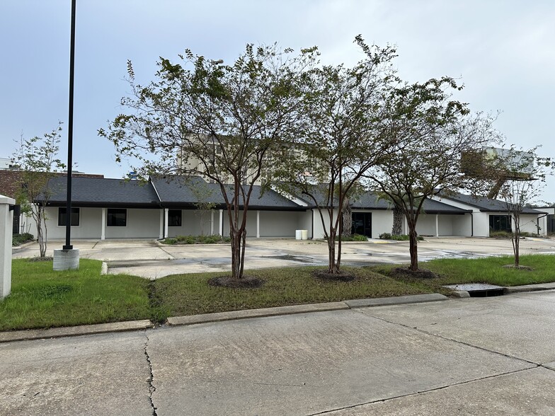 2726 Continental Dr, Baton Rouge, LA for sale - Building Photo - Image 1 of 42