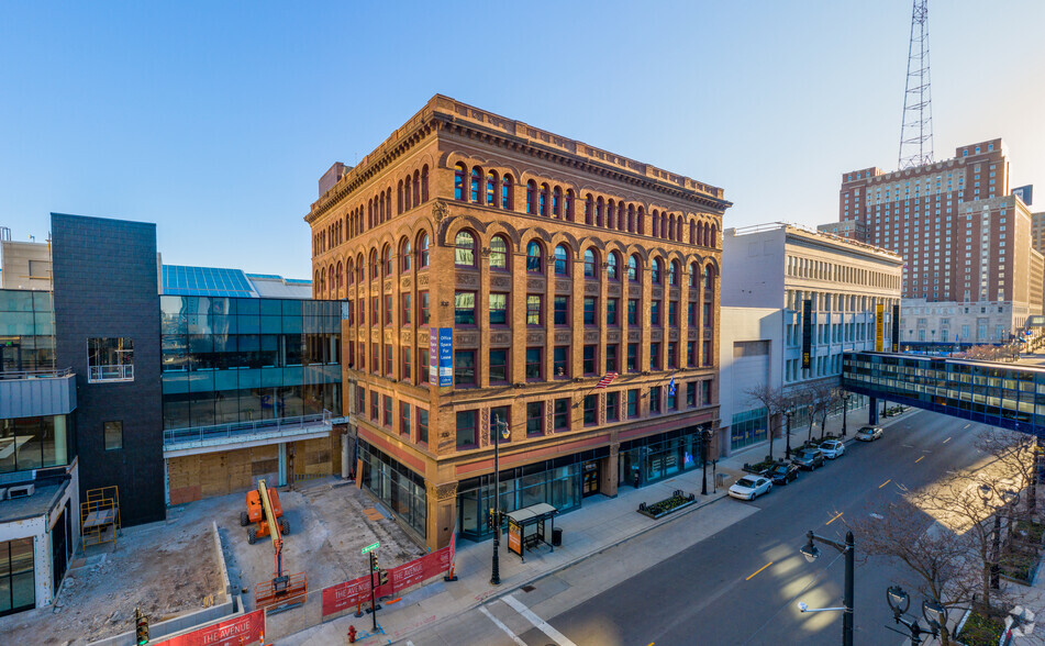 301 W Wisconsin Ave, Milwaukee, WI for rent - Building Photo - Image 1 of 1