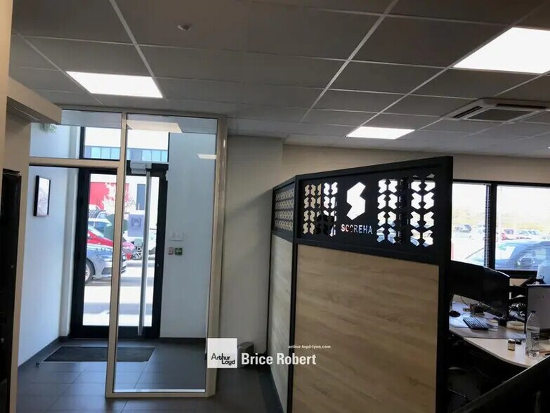 355 Avenue Henri Schneider, Meyzieu to rent - Interior Photo - Image 2 of 8