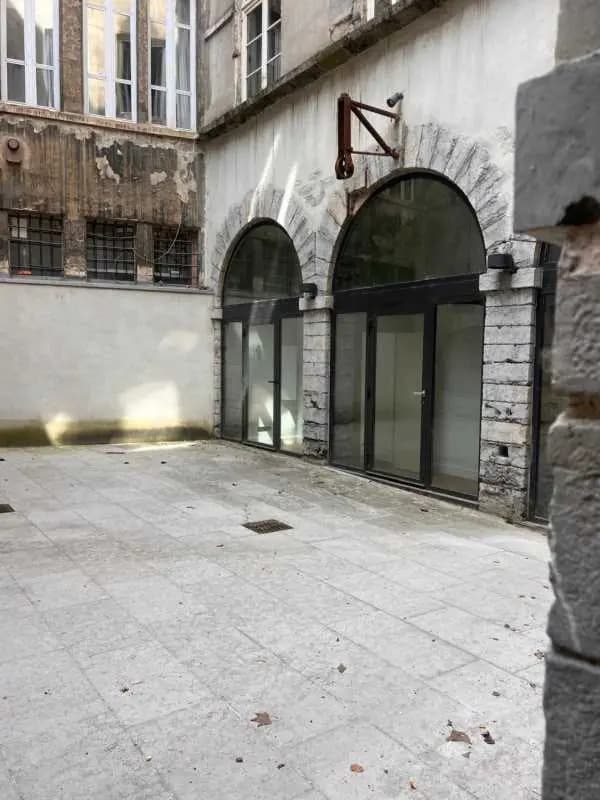 Location Bureaux 187 m² - Photo 1