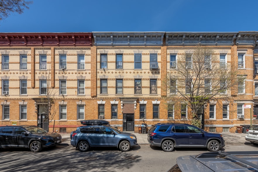 Astoria 3 Building Multifamily | 18 Unit portfolio of 3 properties for sale on LoopNet.co.uk - Building Photo - Image 3 of 21