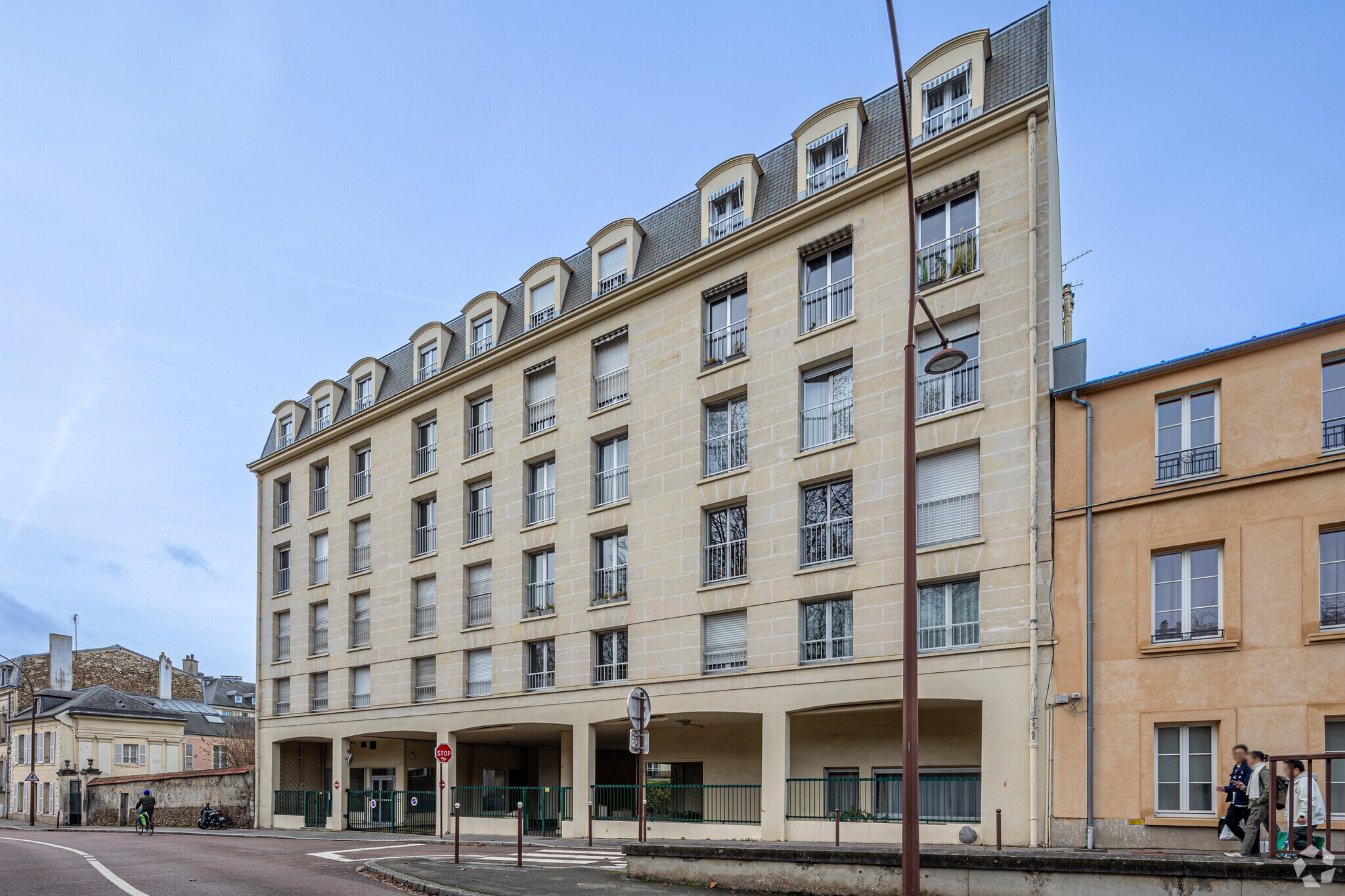 Office in Versailles for sale Primary Photo- Image 1 of 3
