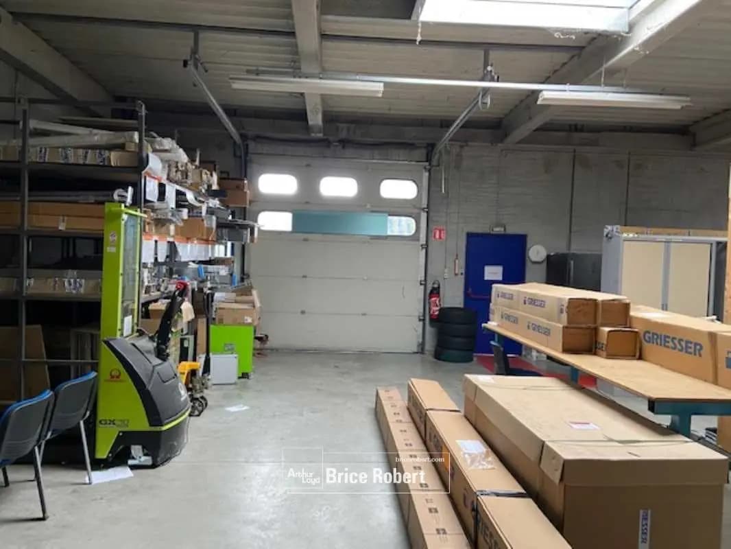 Light Industrial in Decines-Charpieu to rent Interior Photo- Image 1 of 10