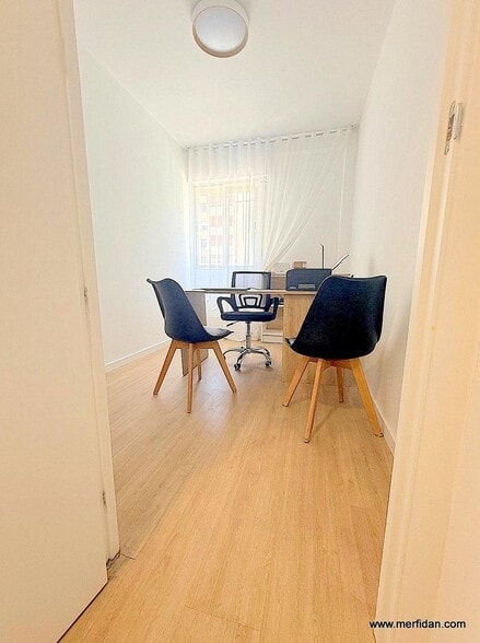 Office in Fuenlabrada, Madrid to rent - Building Photo - Image 2 of 3