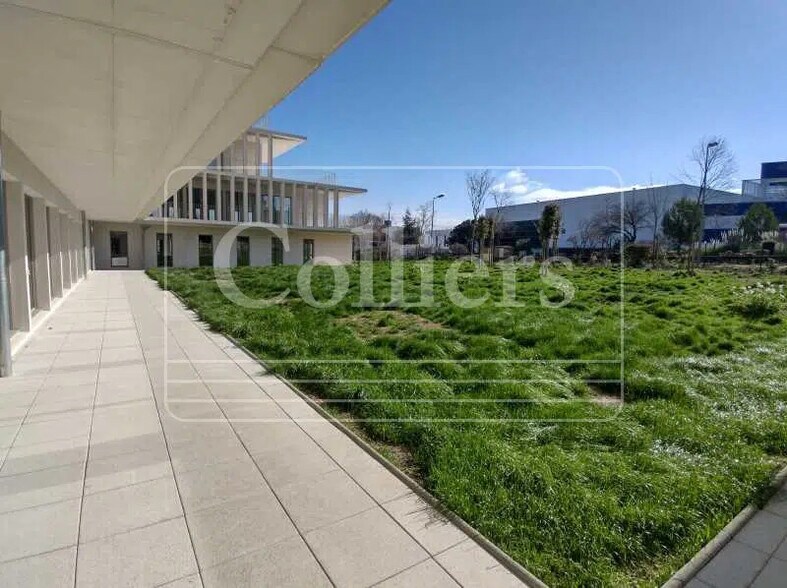 Office in Aix-en-Provence to rent - Building Photo - Image 1 of 4