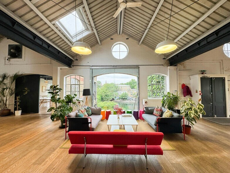 38-38A Graham St, London to rent - Interior Photo - Image 1 of 23