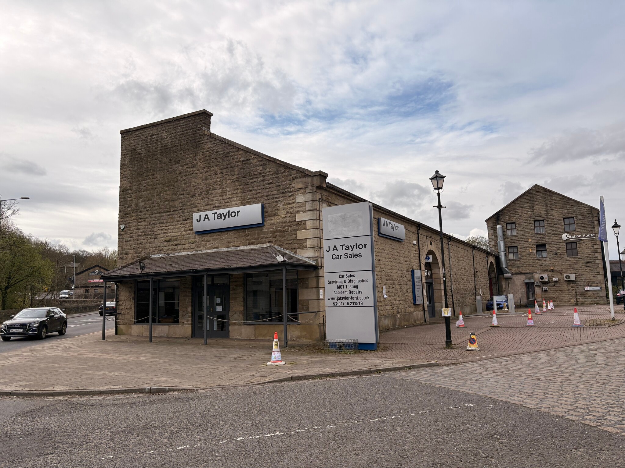 Bury Rd, Rossendale to rent Building Photo- Image 1 of 2