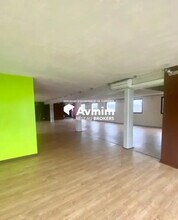 Retail in Franconville to rent Interior Photo- Image 2 of 7