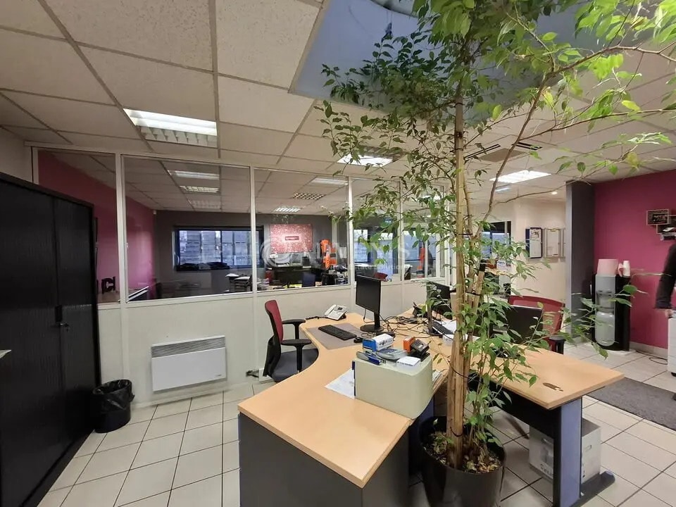 Location Local d'activités 802 m² - Photo 1