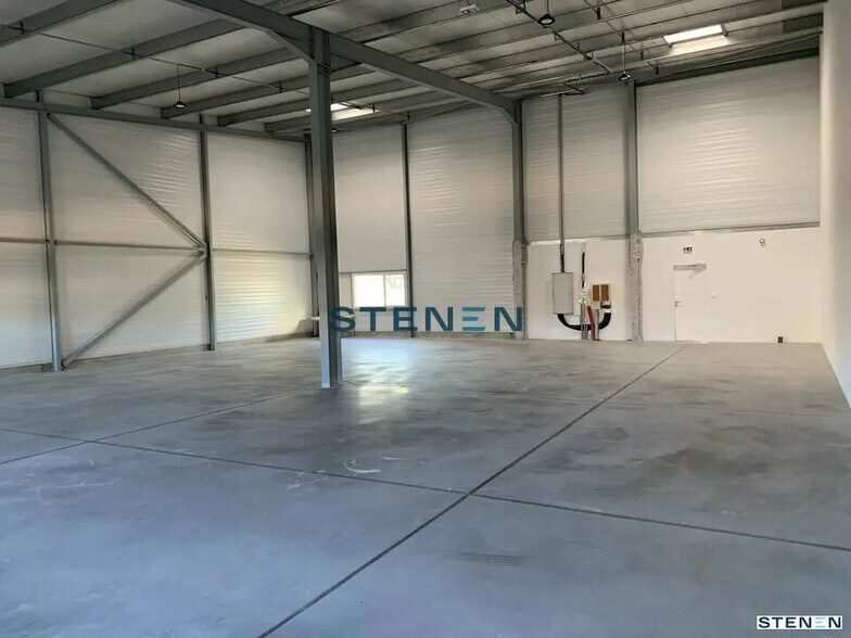 Light Industrial in Rousset to rent - Interior Photo - Image 3 of 15