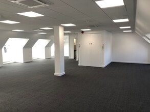 39-41 The Parade, Claygate to rent Interior Photo- Image 2 of 2