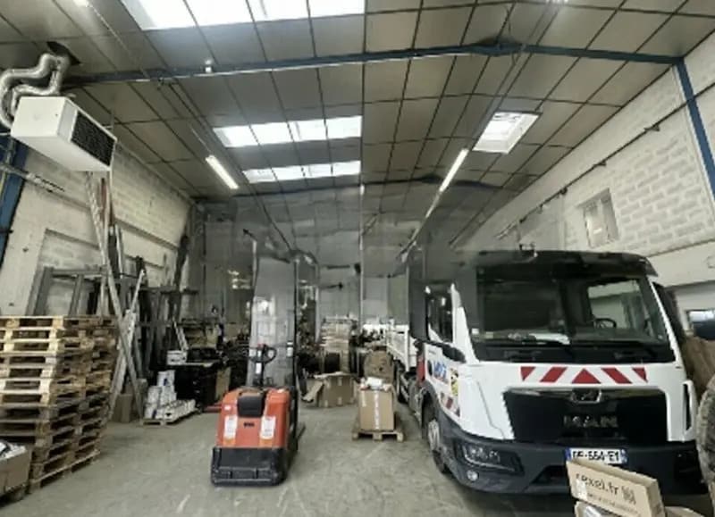 Light Industrial in Chassieu to rent - Interior Photo - Image 2 of 5