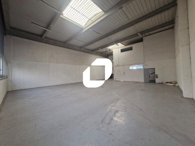 Light Industrial in Champs-sur-Marne to rent - Interior Photo - Image 3 of 10