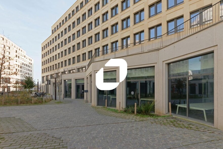 Light Industrial in Paris to rent - Building Photo - Image 3 of 13