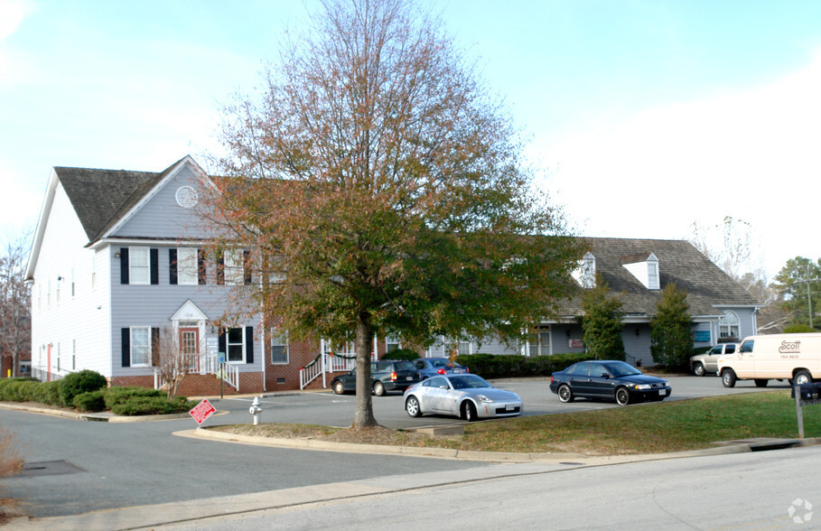 13700-13702 Village Mill Dr, Midlothian, VA for rent - Building Photo - Image 3 of 5