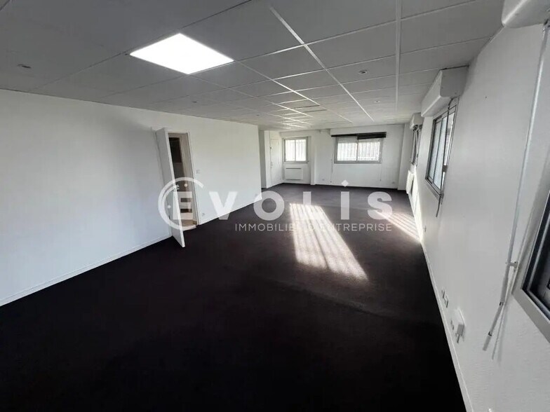 Office in Lisses to rent - Interior Photo - Image 2 of 8