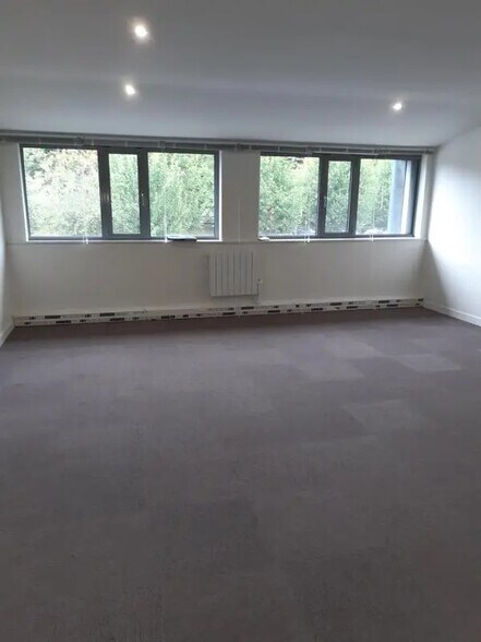 Rue Albert Einstein, Champs-sur-Marne to rent - Interior Photo - Image 2 of 5