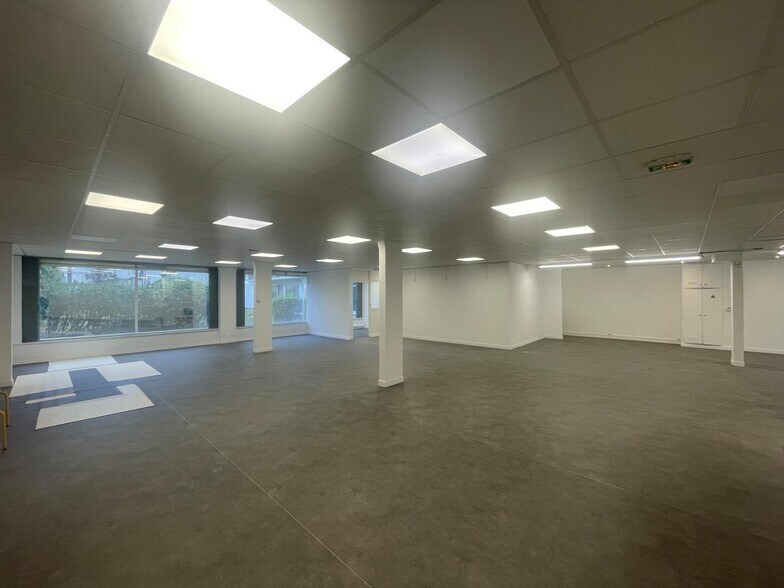 Light Industrial in Boulogne-Billancourt to rent - Interior Photo - Image 1 of 7