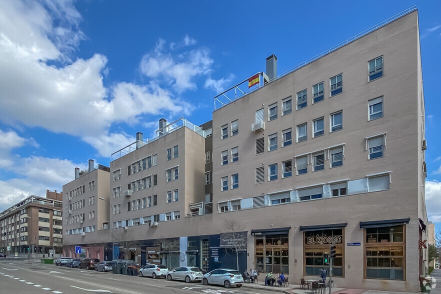 Retail in Madrid, Madrid to rent - Primary Photo - Image 1 of 1