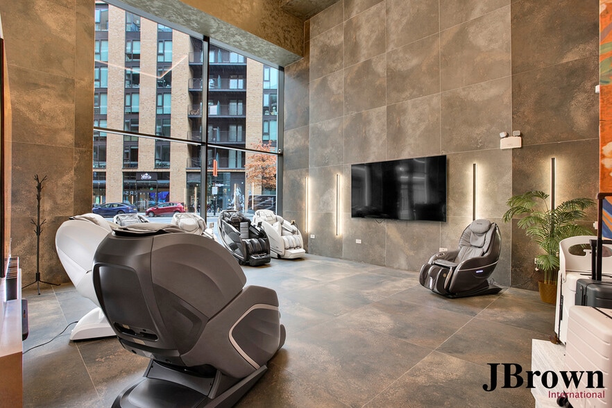 8 Royal Crest Av, London to rent - Building Photo - Image 2 of 12